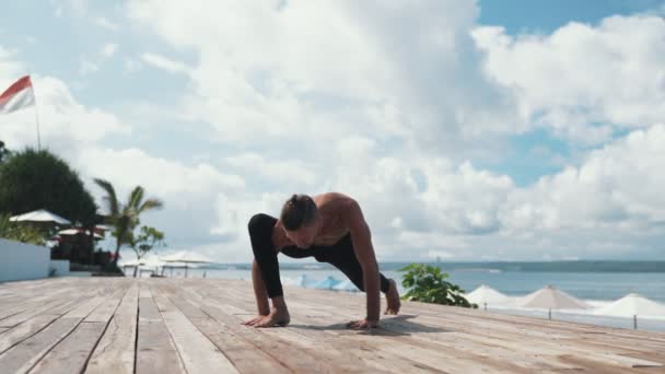 Hombre haciendo ejercicio de yoga de pie en las manos con hermosa vista en el fondo — Vídeos de Stock