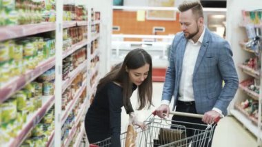 Genç mutlu erkek ve kadın dükkanında ürünleri tercih.