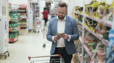 Yiyecek seçme ve süpermarkette alışveriş mutlu genç gülümseyen çift.