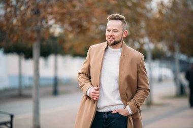 Şık seksi model adam rahat clother Park'ta poz.