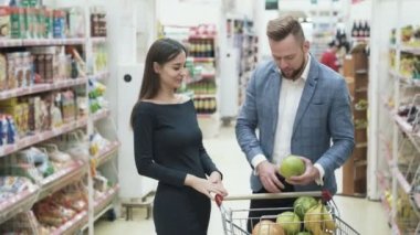 Genç çiftin olumlu video, kadın meyve ile komik surat süpermarkette yapar
