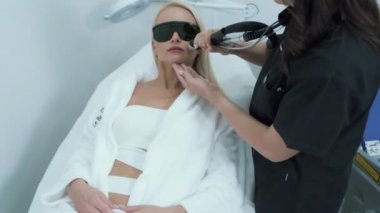 Güzellik uzmanı lazer epilasyon güzellik salonları, steadicam atış kadının yüzüne, yakın çekim yapar
