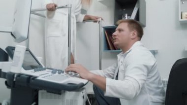 Phlebologist hastalar damarlar bacaklar, steadicam atış inceden inceye gözden geçirmek için ultrason makineleri kullanır.