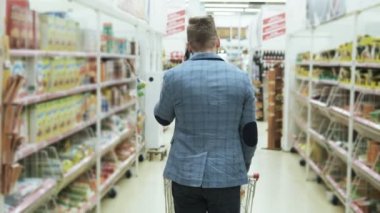 Süpermarkette alışveriş ve, arka görünümü, atış steadicam Evet adam