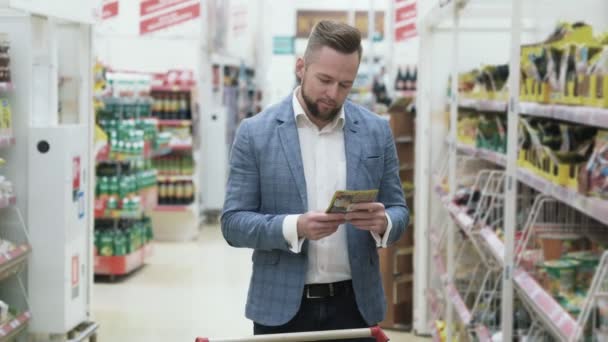 Engraçado vídeo positivo de jovem casal feliz estão comprando no supermercado . — Vídeo de Stock