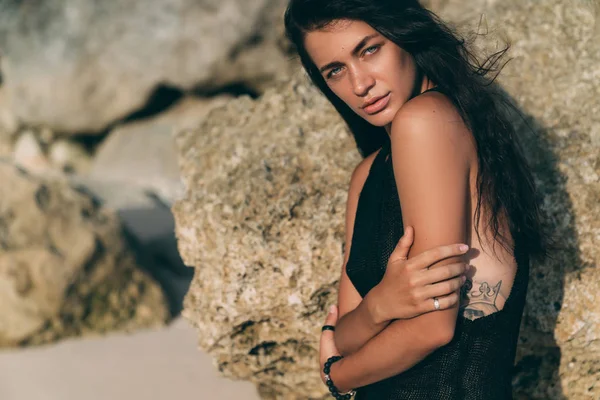 Ritratto Sexy Modello Bruna Maglia Maglione Posa Sulla Spiaggia Sabbia — Foto Stock