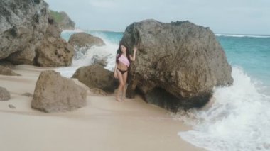 Ağır çekim, mayo plaj dalgalar üzerinde arka plan, steadicam atış ile poz güzel şehvetli kız portresi