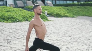Yoga poz ayakta ve ellerini başını tutan portre adam kapatın