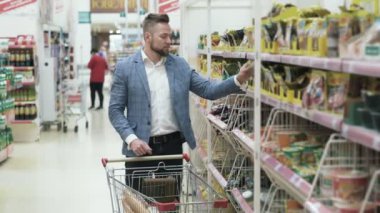 Genç çiftin süpermarkette günlük satın alma yaparken komik olumlu video.