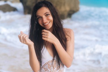 Mayo tropik sahilde uzun saçlı çekici gülümseyen kız portresi