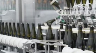 Cam şişe şampanya veya şarap fabrikası'nda otomatik konveyör satırındaki. Alkollü içecekler şişeleme tesisi.