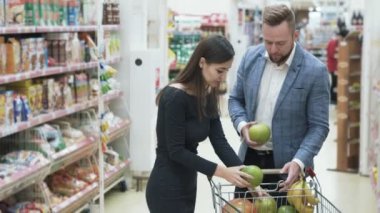 Genç çiftin olumlu video, kadın meyve ile komik surat süpermarkette yapar