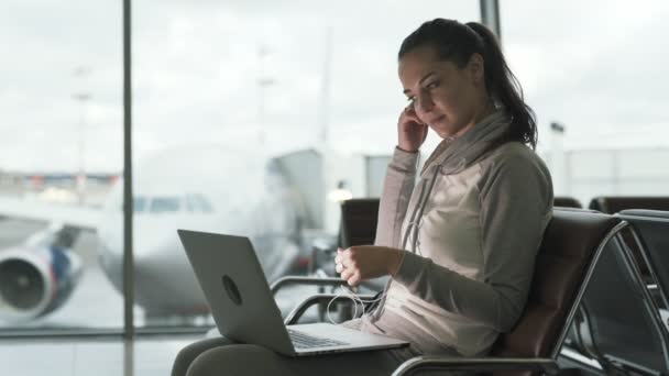 Meisje Traveler Hoofdtelefoon Oplegt Luistert Naar Muziek Knikken Haar Hoofd — Stockvideo