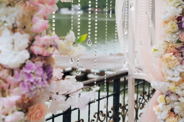 Nahaufnahme Zeremonienplatz für Braut und Bräutigam, Dekor, Blumen. Konzept der Dekoration, Hochzeitsbogen ist mit Blumen dekoriert - rosa und weiße Pfingstrosen. — Stockfoto