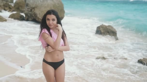 Медленное Движение Портрет Счастливой Девушки Купальнике Отдыхающей Пляже Красивыми Волнами — стоковое видео