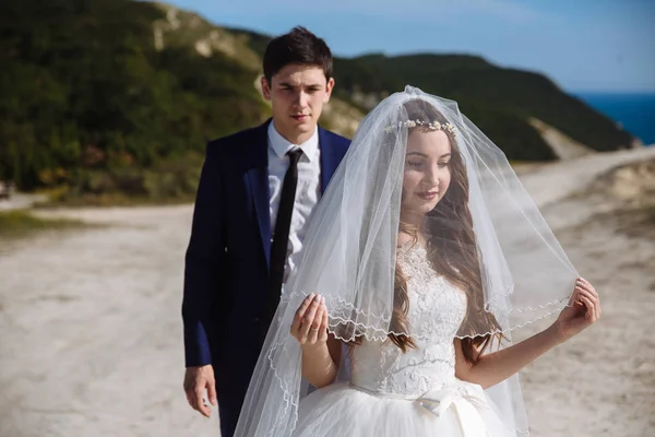 Sposa in abito bianco con velo sul viso in attesa di sposo che arriva dietro — Foto Stock