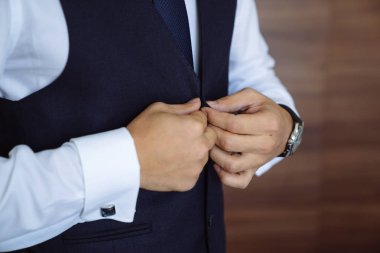 Yakın çekim işadamı damat ceketini giyiyor. Erkekler şık zarif giysiler kavramı