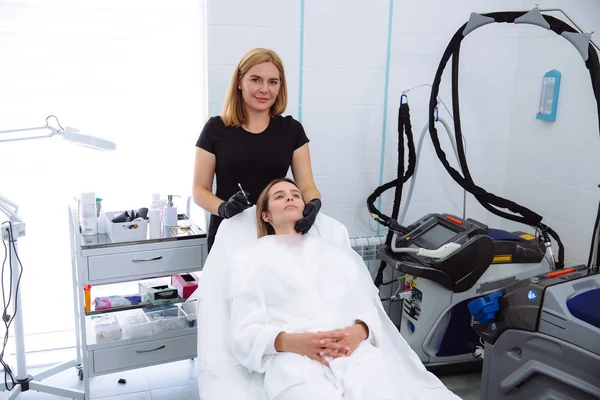 Доктор косметолог, роблячи косметології процедурою видалення волосся. Косметології та спа-концепції. — стокове фото