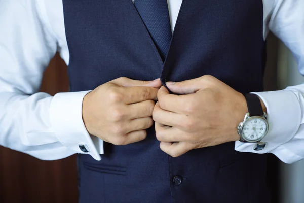 Um noivo de negócios de grande plano a usar o casaco. Conceito de homens elegância elegante roupas — Fotografia de Stock