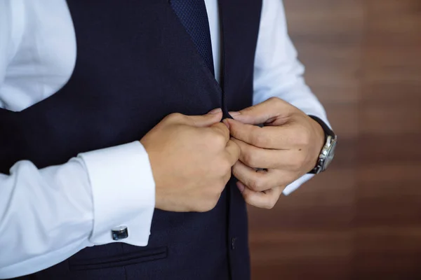 Um noivo de negócios de grande plano a usar o casaco. Conceito de homens elegância elegante roupas — Fotografia de Stock