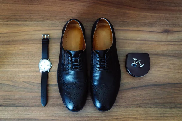 Zapatos de cuero para hombre, relojes y gemelos en el fondo de una mesa marrón. Accesorios de ropa hombre de negocios. Concepto de los novios accesorios en el día de la boda . — Foto de Stock