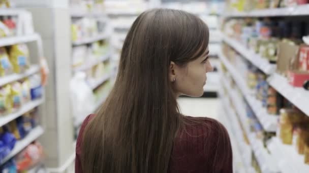 Mujer de compras en el supermercado, primer plano vista trasera, steadicam tiro . — Vídeos de Stock