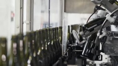 Cam şişe şampanya veya şarap fabrikası'nda otomatik konveyör satırındaki. Alkollü içecekler şişeleme tesisi.