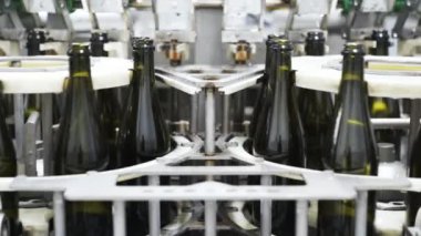 Ağır çekim, cam şişe şampanya veya şarap Fabrikası'nda otomatik konveyör satırındaki. Alkollü içecekler şişeleme tesisi.