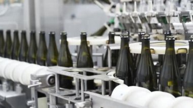 Ağır çekim, cam şişe şampanya veya şarap Fabrikası'nda otomatik konveyör satırındaki. Alkollü içecekler şişeleme tesisi.
