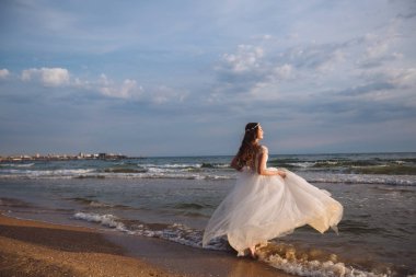 Mutlu güzel gelin düğün elbise fırtınası ve okyanus plaj