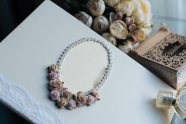 Gelinler düğün aksesuarları, parfüm ve altın yüzük çiçek arka plan tablo kümesi. Mücevherat ve mucevherler kavramı.