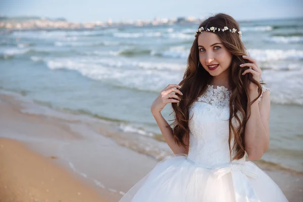 Retrato de noiva bonita com maquiagem de casamento, penteado e coroa de jóias no cabelo encaracolado longo . — Fotografia de Stock