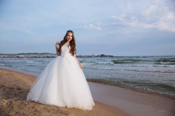 Elegáns esküvői ruha a ocean beach gyönyörű menyasszony portréja. A frizura és smink pózol az esküvő napján a menyasszony — Stock Fotó