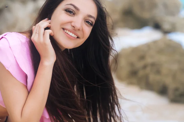 Close up portrait of pretty happy girl with beautiful smile. — Stock Photo, Image