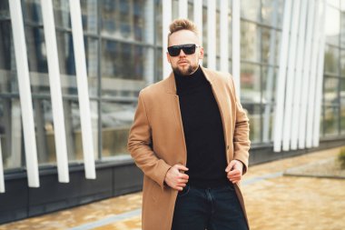 Sakallı yakışıklı genç güneş gözlüğü yakın iş merkezi.