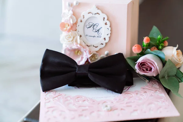 Bruidegom set bruiloft accessoires, ' bow-tie, corsages en vak voor gouden ringen op de houten tafel. Concept van juwelen. — Stockfoto
