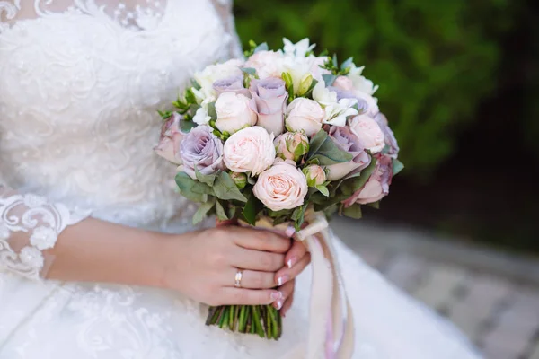 Egy zár-megjelöl egy levágott esküvői keret a pályázati bouquet, rózsa, a menyasszony kezében. Egy esküvői ruha egy lány, aki virágok. — Stock Fotó