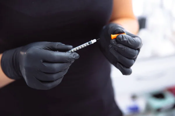 Seringa nas mãos de um médico, de perto — Fotografia de Stock