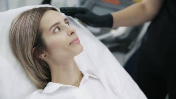 Κοντινό πλάνο γυναίκα δείχνει αισθητικός περιοχές στο πρόσωπό της για ένεση και θεραπεία — Αρχείο Βίντεο