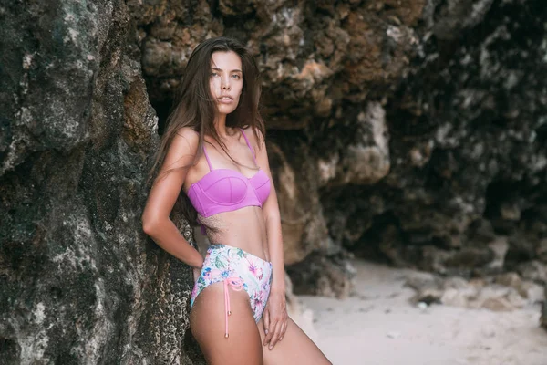 Seksi kız güneşli günde kumsalda poz mor renkli mayo — Stok fotoğraf