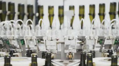 Ağır çekim, cam şişe şampanya veya şarap Fabrikası'nda otomatik konveyör satırındaki. Alkollü içecekler şişeleme tesisi.