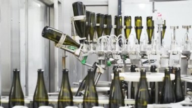 Ağır çekim, cam şişe şampanya veya şarap Fabrikası'nda otomatik konveyör satırındaki. Alkollü içecekler şişeleme tesisi.