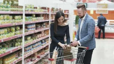 Güzel çift süpermarket ürünleri tercih