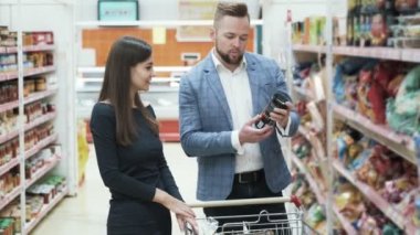 Güzel çift süpermarket ürünleri tercih