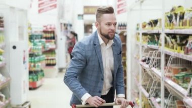 Ceketli yakışıklı adamı baharat bir süpermarkette seçer.