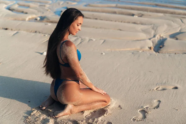 Visão traseira da sensual menina sexy em roupa de banho azul relaxante na praia do oceano com areia branca — Fotografia de Stock