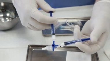Yakın çekim doktorlar ellerinde eldiven skleroterapi yordamı önce tıp aletleri hazırlayın