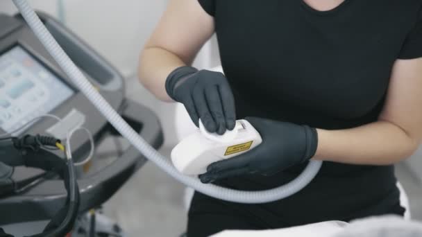 Close-up cosmeticaspecialisten handen in handschoenen desinfecteert apparatuur voor de behandeling procedure — Stockvideo