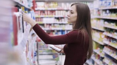 Kadın ürünler listesi süpermarkette alışveriş tarafından satın