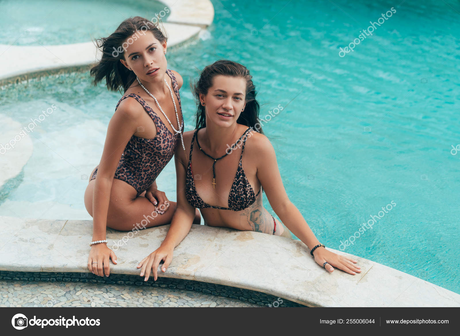 Dos chicas sexy en trajes de baño de leopardo tienen buen tiempo - Main Image